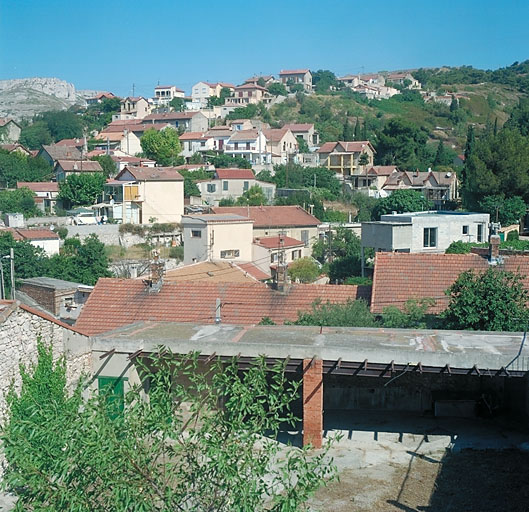 Vue prise vers le nord-ouest, depuis le terrain vague O22.