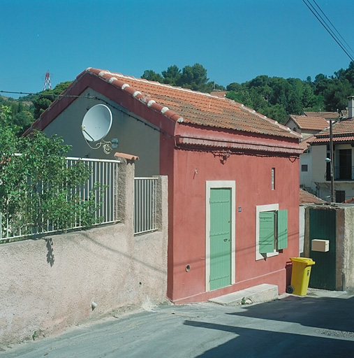 Fig. 30 - Maison, 22 chemin Luzzati (parcelle O 17), construite vers 1906. Exemple de maison très modeste. Vue d'ensemble prise du sud.