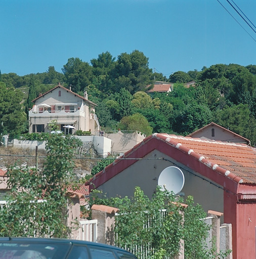 Fig. 50 - Maison de la Campagne Fouque (parcelle P 288), construite entre 1891 et 1910, accrue en 1961. Vue d'ensemble prise à hauteur du 22 rue Luzzati. Exemple de maison à deux niveaux, de plan plutôt carré, avec facade en pignon et divisée en deux logements.