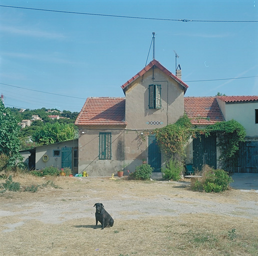 Fig. 53 - Maisonnette, 146 montée Pichou (parcelle O 141). Maison de gardien construite en 1907, pour Siméon Arnaud peseur du commerce, qui fait construire une maison de villégiature en 1902. La façade en gouttereau à lucarne-pignon, l'utilisation de tuiles de rive, la treille montrent le soin apporté à cette modeste construction.
