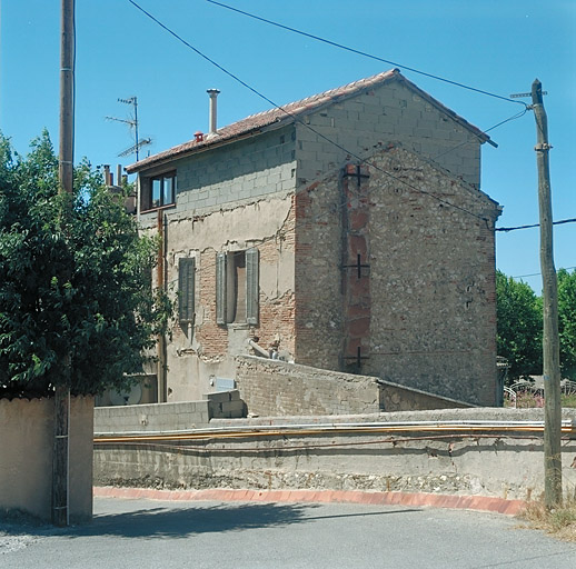 Vue du mur-pignon et des façades postérieures, prise du nord.
