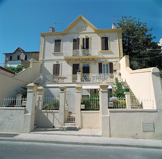 Immeuble à logements dit Villa Anna, 66 à 70 chemin de la Nerthe (parcelle O121,122). Comportant trois logements à accès indépendants, la Villa Anna a été construite en 19  .