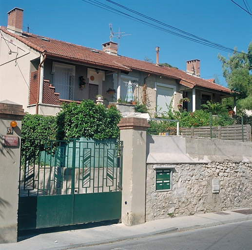 Cité ouvrière : Vue de volume de la maison située à droite du portail d'entrée.