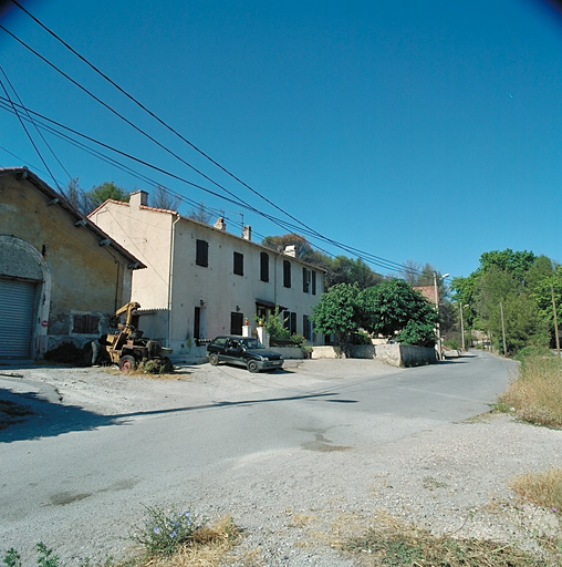 Vue du chemin du Rove et des bâtiments de la parcelle A68. Vers cet emplacement fut construite une maison de 23 fenêtres lors du chantier du tunnel ferroviaire de la Nerthe.