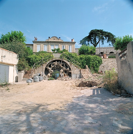 Villa Helvétia : vue de situation avec en premier plan escaliers et rocaille sous l'escalier montant à la terrasse.