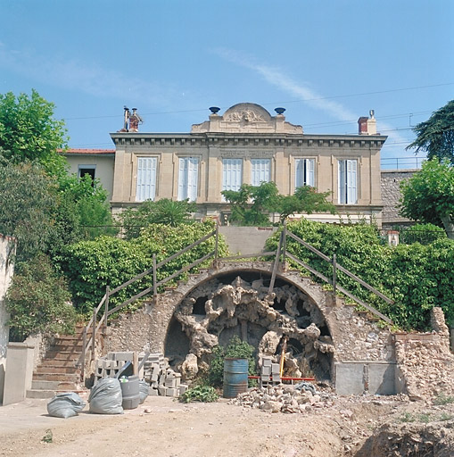 Villa Helvétia : escalier à double volée et rocaille sous l'escalier montant à la terrasse.