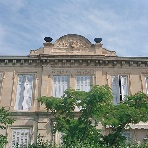Villa Helvétia. Façade principale : second niveau et fronton sculpté.