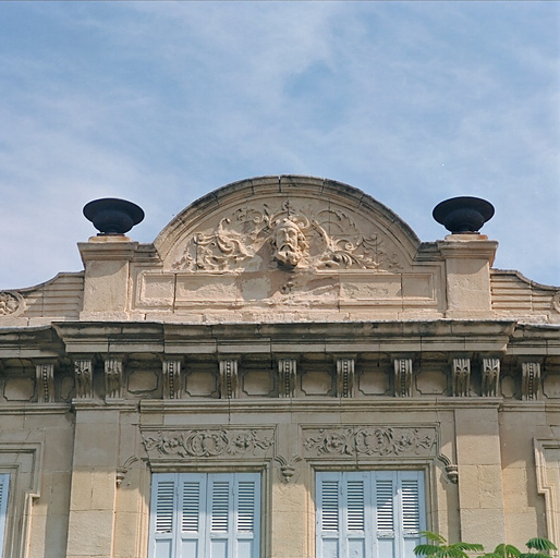 Villa Helvétia. Façade principale : fronton sculpté et corniche.