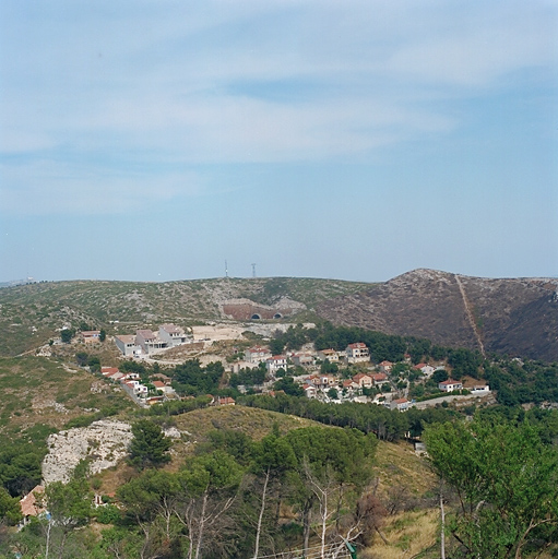 Vue de situation du quartier du Marinier, de l'autoroute, du tunnel des Treize-Vents, entourés de collines. Vue prise du quartier des Abandonnés.