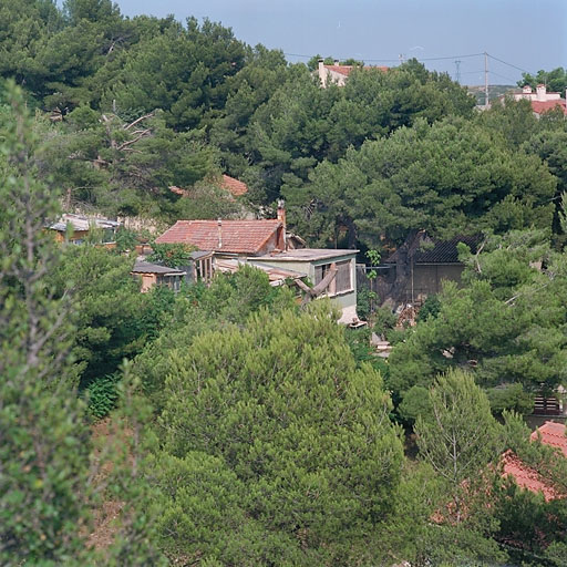 Vue de situation prise du haut de la colline.