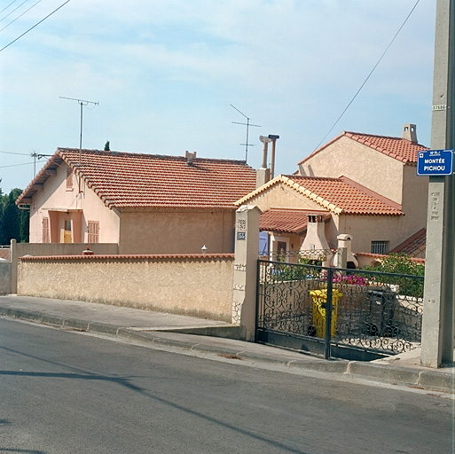 Montée Pichou 147 à 153, parc 242. Maisons construites en 1949 et en 1962 pour un forgeron. Vue d'ensemble des façades principales, prise du nord-est.