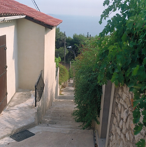 Escalier reliant le haut de la montée Pichou à l'impasse Pichou et desservant des cabanons. Vue prise vers le bas à hauteur de la parcelle