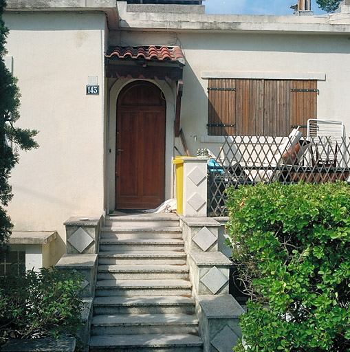Montée d'escalier et perron.