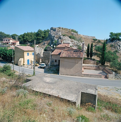 Vue d'ensemble prise de l'ouest : chapelle Notre-Dame de la Galline et, à l'arrière, maisons anciennes en ruines ou restaurées, sur la colline ruines du "château des puces (?)