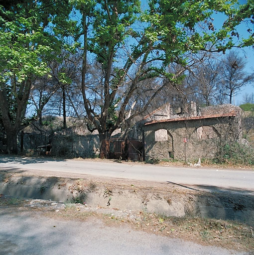 Vestiges de bâtiments construits vers l'emplacement occupé par des bâtiments (fours à chaux ?) construits lors du chantier ferroviaire de la Nerthe pour l'ingénieur Varin d'Ainville vers 1847. Ces bâtiments auraient été utilisés comme écurie de relais de la ferme dite Château Lieutaud.