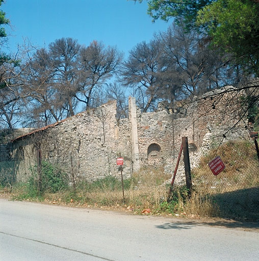 Vestiges de bâtiments construits vers l'emplacement occupé par des bâtiments (fours à chaux ?) construits lors du chantier ferroviaire de la Nerthe par Varin d'Ainville vers 1847. Ces bâtiments auraient été utilisés comme écurie de relais de la ferme dite Château Lieutaud.