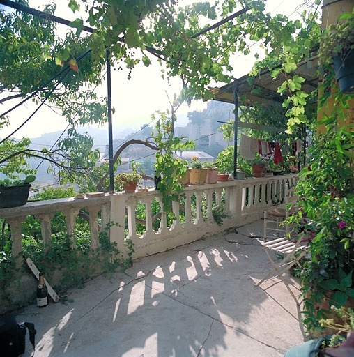 Immeuble à logements, chemin de la Nerthe (parcelle P 121). Terrasse couverte d'une treille.