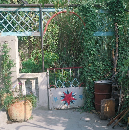 Immeuble à logements, chemin de la Nerthe (parcelle P 121).  Portillon d'accès à la terrasse.