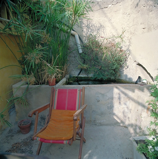 Immeuble à logements, chemin de la Nerthe (parcelle P 121). Lavoir en ciment.