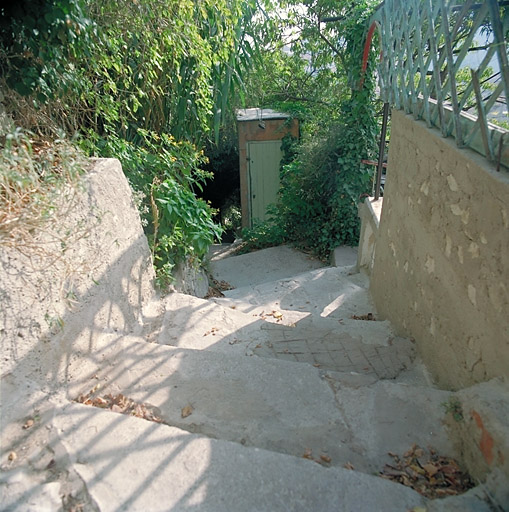 Immeuble à logements, chemin de la Nerthe (parcelle P 121).  Escalier d'accès et cabane des W.C.