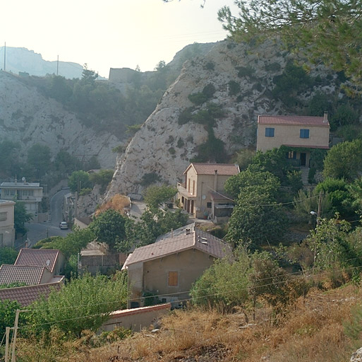 Fig.01 - Piche-Riaux, chemin de la Nerthe. Partie nord du lotissement, prise du haut de la parcelle P121. Noter l'irrégularité de l'implantation des constructions.