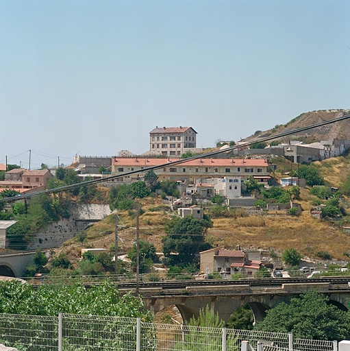 Cité ouvrière Penarroya et vestiges usiniers. Vue de situation prise du chemin de la Nerthe, du versant d'en face.