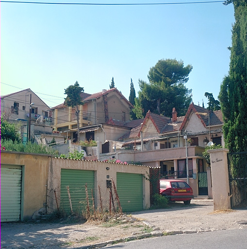 Fig. 42 - Ensemble de deux "maisons" et deux "cabanons" (dénominations cadastrales), situés traverse Puget Mitre (parcelle P 76), construits entre 1899 et 1907 pour la famille Barquin-Puget. Vue d'ensemble prise de la montée Pichou. Exemple de constructions multiples hétérogènes.