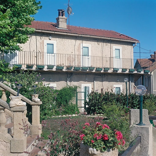 Vue d'ensemble des façades antérieures, vue prise de l'angle du jardin parcelle 90-184.