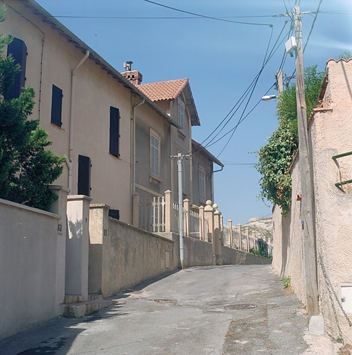 Traverse Chauffert. Vue d'ensemble des façades des logements de la cimenterie (parcelles N 108, 110). ; Traverse Chauffert. Vue d'ensemble des façades des logements de la cimenterie (parcelles N 108, 110).