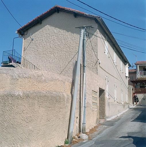 Vue d'ensemble des facades arrière, vue prise de l'angle de la montée Puget-Bazile et de la traverse Chauffert.