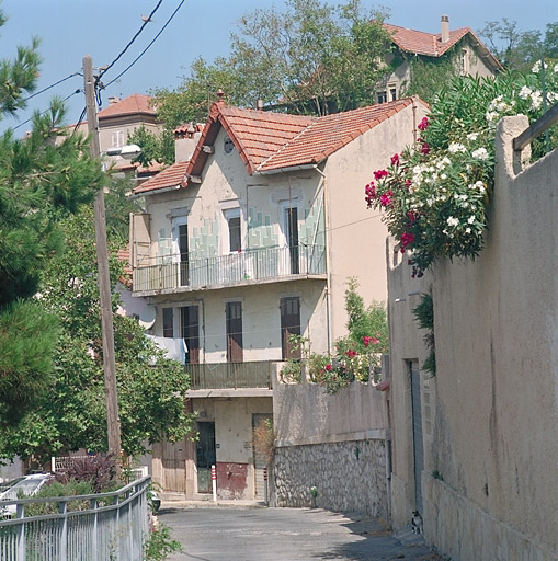 Fig. 59 - Maison, 28 traverse Chauffert (parcelle P 196), construite en 1929 pour José Lopez, commerçant.  Exemple limite entre la maison et l'immeuble à logements.