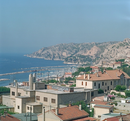Cimenterie société La coloniale : logements, bureaux, ateliers de la traverse Chauffert et de la montée Pichou. Vue d'ensemble prise en plongée depuis les abords du chemin Luzzati. ; Partie ouest de l'îlot : logements, bureaux, ateliers de la cimenterie, traverse Chauffert et montée Pichou. Vue d'ensemble prise en plongée depuis les abords du chemin Luzzati.