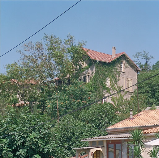 Fig. 52 - Maison bourgeoise, chemin de la Nerthe (parcelle P 98), construite vraisemblablement vers 1910. Cette maison fut acquise en 1922 par la Société coloniale des chaux et ciments Portland. Vue prise en contreplongée de la montée des Iris.