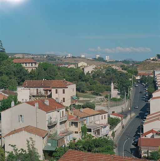 Vue en plongée prise de l'impasse O sur le carrefour du boulevard Roger-Chieusse avec chemin de la Nerthe. A gauche, le parc de la Minerve, à droite la reconstruction de l'îlot Chieusse-Pasteur.