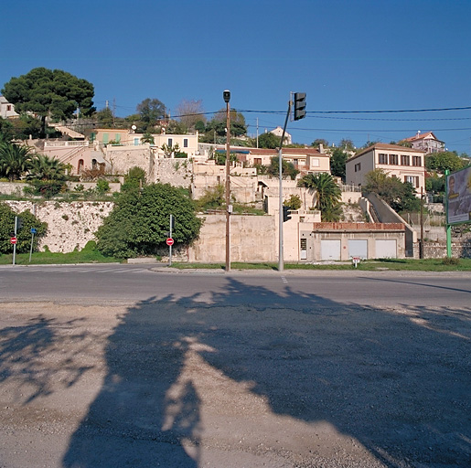 Rue Marcel-Rédelsperger. Ilot après le pont : vue générale prise de l'autre côté du chemin du littoral.