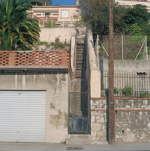 Escalier de maçonnerie puis échelle reliant la rue Redelsperger et l'impasse Puget.