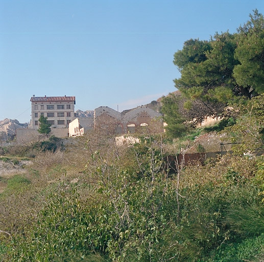 Au premier plan, vestiges de l'usine Brunon, au fond immeuble de bureaux de l'usine Rio Tinto (?). S'agit-il du bâtiment qui figure comme "chalet Drogoul", du nom de l'avocat représentant les intérêt de la société minière, vers 1880 ?