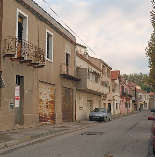 Rue Marcel-Redelsperger. Vue d'ensemble prise au niveau du pont, vers le sud.