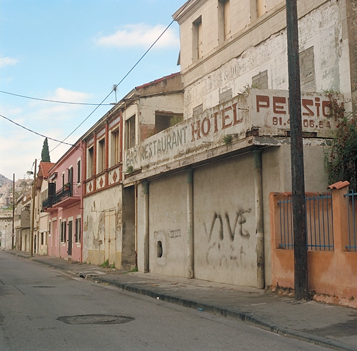 Rue Marcel-Redelperger. Vue de l'alignement prise vers le nord au niveau de l'hôtel.