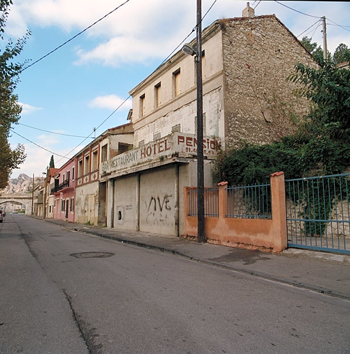 Rue Marcel-Redelsperger. Vue prise du sud vers le pont.
