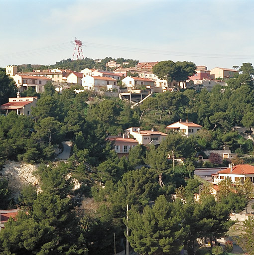 Versant du Vallon du Marinier et Piches, avec en premier plan le lotissement Kuhlmann-Marinier, en bas de la pente, et la cité ouvrière Kuhlmann avec la maison de villégiature Miramar. Vue prise en plongée du chemin près du canal près de la maison B 65.