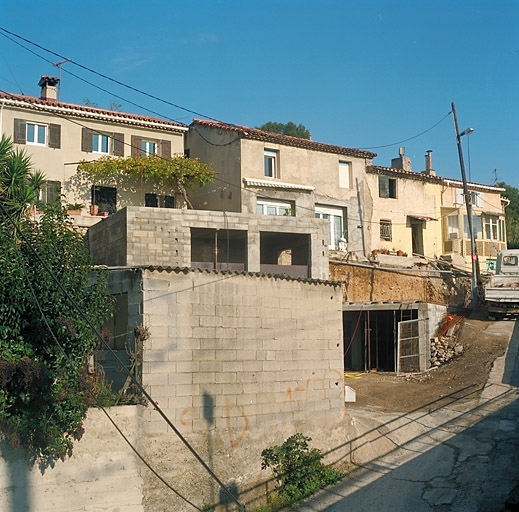 Fig. 06 - Vue d'ensemble des maisons Giraud, montée du Pin (parcelles B 36 à 40), prise du sud-ouest. En 1819, le bâti était constitué de trois maisons, deux écuries et deux celliers. Une écurie fut transformée en maison en 1830, puis une maison fut construite en 1843. Le paté de maisons de droite correspond vraisemblablement à ces constructions.