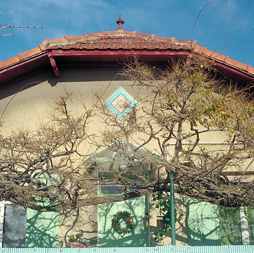 Fig. 64 - Maison pavillonaire, traverse Bovis (parcelle B 23 ou 22), peut-être construite vers 1950. Détail de la façade : décor de céramique, demi-croupe et épi de faîtage ; l'allure générale de la maison la daterait plutôt de l'entre-deux-guerres.