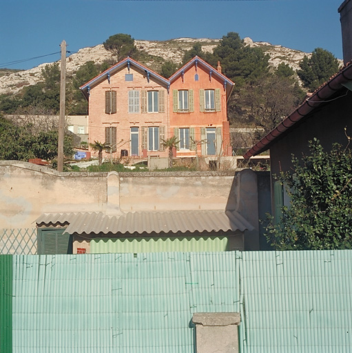Vue d'ensemble des façades des maisons à double pignon, construites vers 1865 pour les frères Carvin. ; Fig. 44 - Traverse Bovis, parc B91. Maisons accolées à façade en pignon, construites vers 1865 pour les frères Carvin.