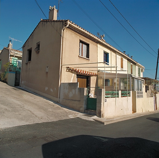 Vue des deux immeubles à logements prise du chemin d'accés à la maison de maître.