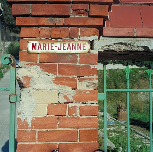 Maison. Détail : plaque émaillée portant le nom de la campagne.
