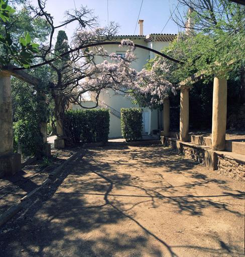 Jardin. Pergola et villa.