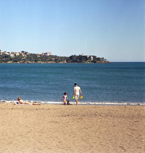 Vue de situation prise de l'ouest. La pointe de la Baumette avec l'hôtel et le phare.