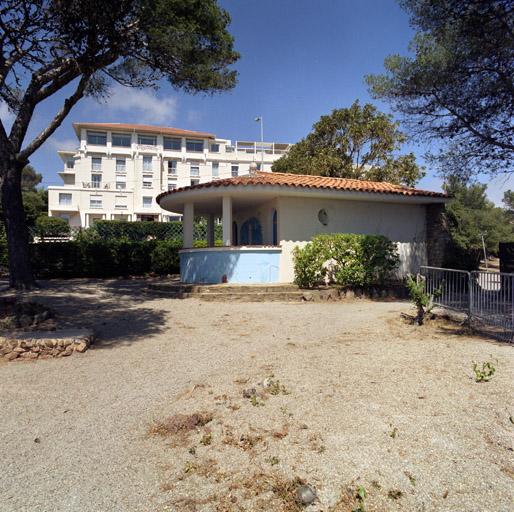 Vue d'ensemble. L'hôtel et l'ancien restaurant d'été.