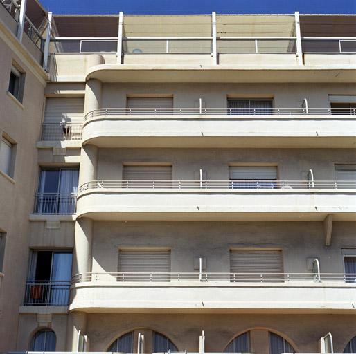 Corps de bâtiment oriental. Vue prise du sud. Détail.